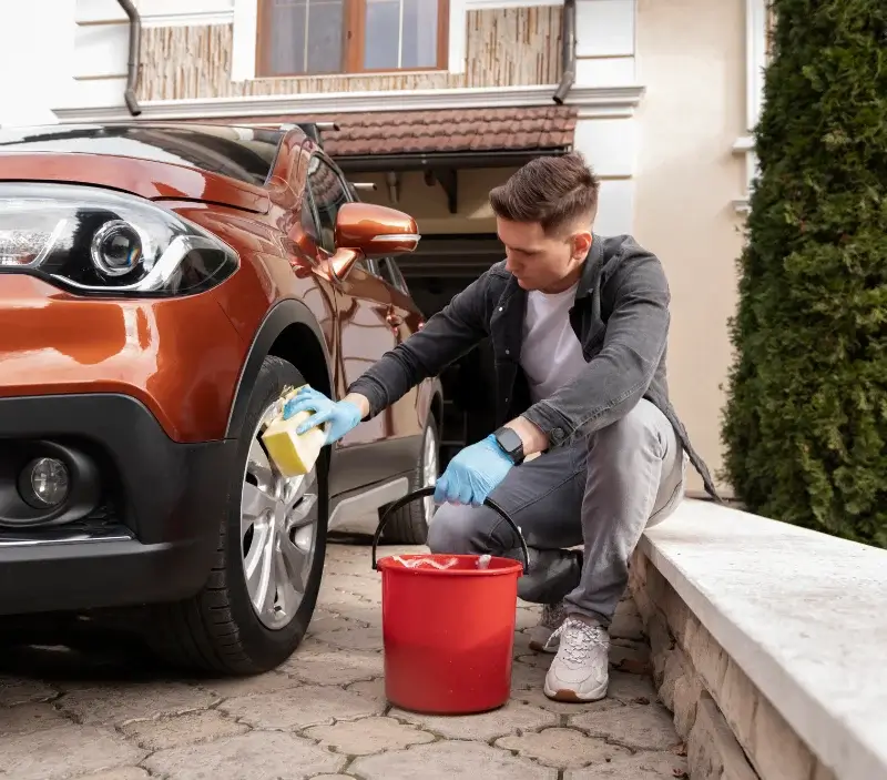 Lavage auto à domicile Argentré-du-Plessis : professionnel intervenant sur un véhicule